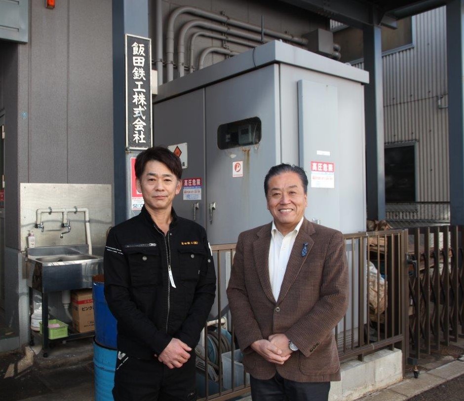 飯田鉄工株式会社（神戸市長田区）の代表取締役、飯田新吾さん（写真左）とラジオ関西の三上公也アナウンサー　※撮影時のみマスクを外して撮影